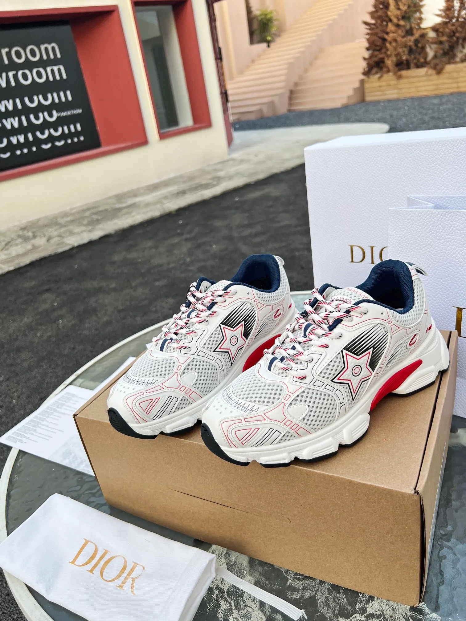 👟👟Ex-factory price 600👟👟 High version couple model🍸 Dior Dior | 2024 ˢˢDilraba, many stars have the same style. L’s 2024 spring and summer new products. The latest popular Chrono series, thick-soled mesh color-blocking running shoes, dad shoes, casual sports shoes series〰 Original purchase, development and production👍🏻This Dior Chrono sneaker is made of white and black mesh fabric with leather effect panels. The CD logo on both sides, the star patch on the tongue and the Dior logo on the heel, many details highlight the style. The two-tone laces, lightweight sole and star embellishment allow for a casual look all year round, complementing a variety of casual or elegant pieces. ♺Upper: Original imported first-layer cowhide + mesh ♺Inner lining: Original customized breathable lining ♺Outsole: Original molded EVA super light and super soft outsole ♺Heel height: 4.5cm ♺Size: Female 35-41 Male 39-45 (Female 40.41 Male 45 customized)
